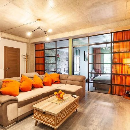 Veli Group Apartment Near White Bridge ° Kutaisi Bagian luar foto