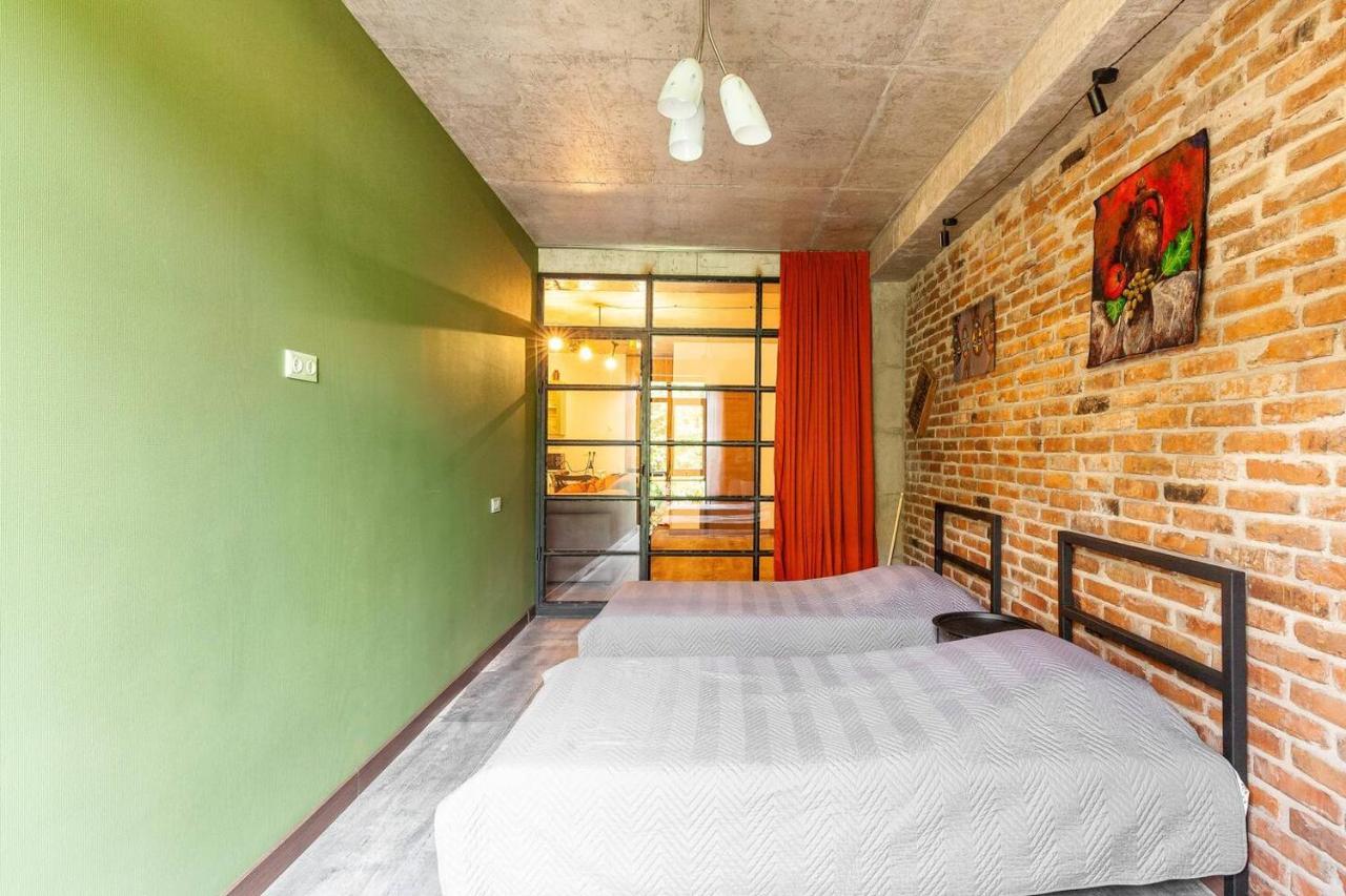Veli Group Apartment Near White Bridge ° Kutaisi Bagian luar foto