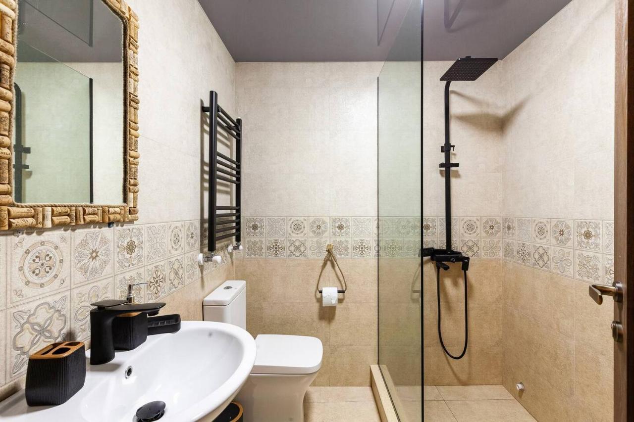 Veli Group Apartment Near White Bridge ° Kutaisi Bagian luar foto