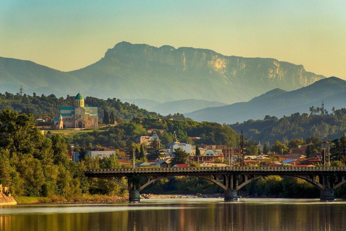 Veli Group Apartment Near White Bridge ° Kutaisi Bagian luar foto
